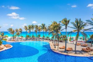 Bazén v ubytování The Pyramid Cancun by Oasis - All Inclusive nebo v jeho okolí + 37 fotografií