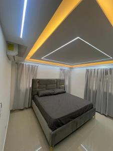 a bedroom with a bed in a room at Apartamento de Lujo in La Estrella