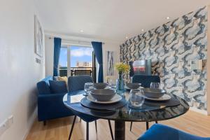 une salle à manger avec une table et des chaises bleues dans l'établissement Sapphire Suite-CityCentre-Luxury-FreeParking, à Birmingham 20 autres photos