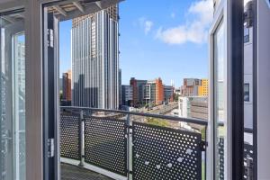 Elle comprend un balcon offrant une vue sur les toits de la ville. dans l'établissement Sapphire Suite-CityCentre-Luxury-FreeParking, à Birmingham