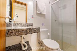 ein Badezimmer mit Toilette, Waschbecken und Dusche in der Unterkunft Casa 2Q c churrasq a 600m do mar RVL118 in Canto Grande + 11 Fotos