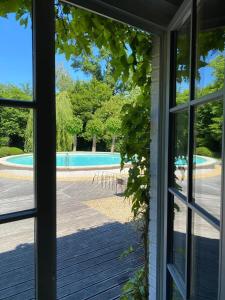 Bazén v ubytování Ideal Villa in Burdinne with private pool nebo v jeho okolí