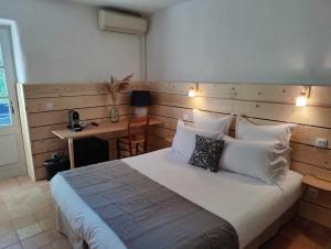 Postel nebo postele na pokoji v ubytování Le Mas des Laurels