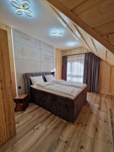 a large bed in a room with a ceiling fan at Chata Braci Warchały in Warchały +164 photos