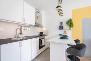 Kuchyňa alebo kuchynka v ubytovaní River Sunshine Apartment