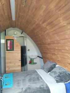 GachancipáにあるGlamping La Guadalupanaの木製の天井の客室のベッド1台分です。