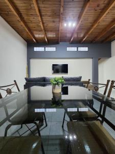 ein Wohnzimmer mit einem Glastisch und einer Couch in der Unterkunft Departamento centro Maipú Mza, sobre ruta del vino, equipado para 4 personas in Maipú