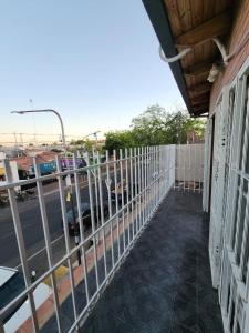 einen Balkon eines Gebäudes mit einem Zaun und einer Straße in der Unterkunft Departamento centro Maipú Mza, sobre ruta del vino, equipado para 4 personas in Maipú