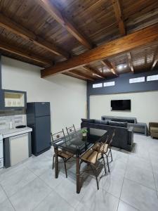 ein Wohnzimmer mit Tisch und Stühlen und eine Küche in der Unterkunft Departamento centro Maipú Mza, sobre ruta del vino, equipado para 4 personas in Maipú