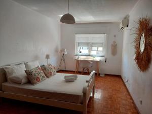 a bedroom with a bed in a room with a window at Casa Tété in Faro