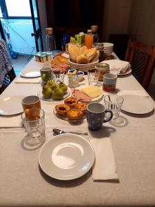 Una mesa con platos de comida encima en Casa Tété, en Faro