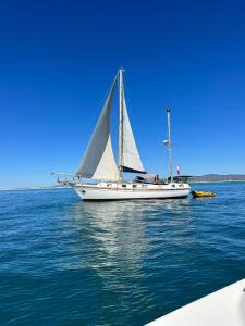 un velero blanco flotando en el agua en Casa Tété, en Faro 28 fotos más