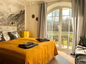 a bedroom with a bed with two towels on it at Bavaria Mountain Lodge Chalet DESIGN Ferienwohnung SKI Arber Osser Terrasse Sauna in Villa bis 5 Pers in Hohenwarth