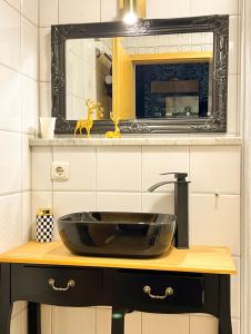 a bathroom with a black sink and a mirror at Bavaria Mountain Lodge Chalet DESIGN Ferienwohnung SKI Arber Osser Terrasse Sauna in Villa bis 5 Pers in Hohenwarth +38 photos