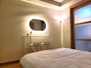 A comfortable Gangnam house in the city center-537にあるベッド
