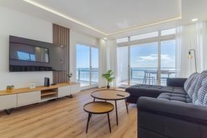 Μια τηλεόραση ή/και κέντρο ψυχαγωγίας στο Hip Heaven Apartment on Beach