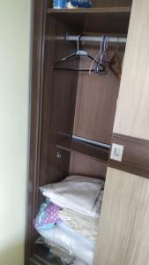 a closet with several pillows and a shelf at Apartamento perto do mar com garagem coberta em Praia de Leste in Pontal do Paraná