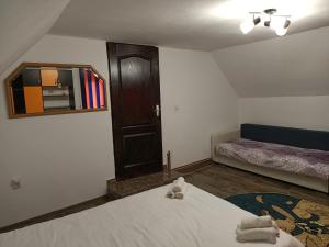 a small room with a bed and a mirror at Casa Maria in Topliţa