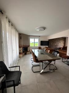 ein Wohnzimmer mit einem Tisch und einigen Stühlen in der Unterkunft AU COEUR DU TERROIR CHAMPENOIS in Chavot-Courcourt