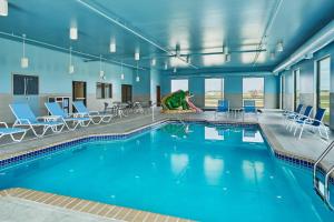 Bazén v ubytování Four Points by Sheraton Fargo Medical Center nebo v jeho okolí