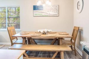 - une table à manger et des chaises dans la cuisine dans l'établissement Cottage in the Pines, à Dauphin Island 13 autres photos