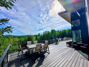 una terraza con mesa y sillas en una casa en Stunning 4br Luxury Scandinavian style home with great views, en Bethlehem 72 fotos más