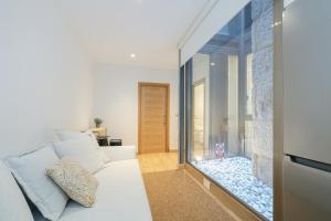 a living room with a fish tank in the window at Oasis de elegancia by CABANA Rentals in Vigo
