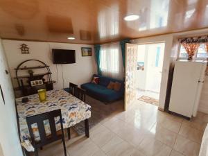 ein Wohnzimmer mit einem Tisch und einem blauen Sofa in der Unterkunft Apartamento Familiar, cerca al Aeropuerto in Bogotá