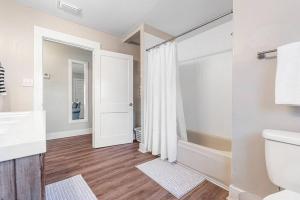 Ένα μπάνιο στο Spacious Farmhouse Ranch Near Mobile +21 φωτογραφίες