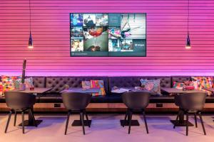 TV a/nebo společenská místnost v ubytování X Hotel