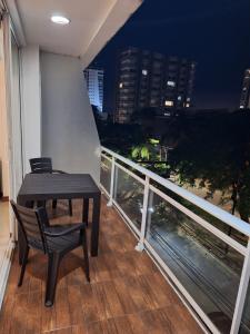 a table and chairs on a balcony with a view at DELUXE Apartamento Urbano in Santa Cruz de la Sierra