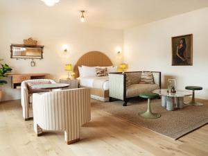 une chambre d'hôtel avec un lit, un canapé et des tables dans l'établissement Palihotel Melrose, à Los Angeles 37 autres photos