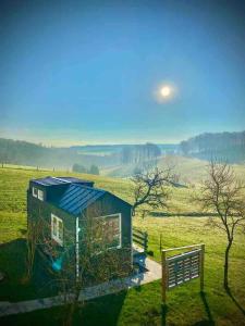 Gemütliches Tiny House in der Rhön في Hilders: منزل صغير وسط ميدان
