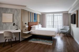 圣彼得堡圣彼得堡克利尔沃特万豪酒店的配有床、桌椅的酒店房间 更多27张照片