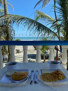 uma mesa com um prato de comida na praia em Cabañas Kosta Azul em San Bernardo del Viento
