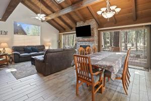 Μια τηλεόραση ή/και κέντρο ψυχαγωγίας στο 4br 2 Bath home in 2 Landrise