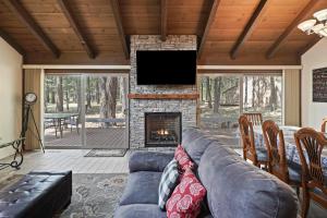 Χώρος καθιστικού στο 4br 2 Bath home in 2 Landrise