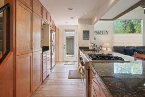 Η κουζίνα ή μικρή κουζίνα στο 4br 2 Bath home in 2 Landrise +40 φωτογραφίες