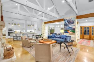 un soggiorno con un divano blu e una cucina di Casa Colinas a Wimberley