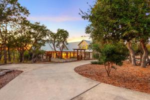 un passaggio che conduce a una casa alberata di Casa Colinas a Wimberley