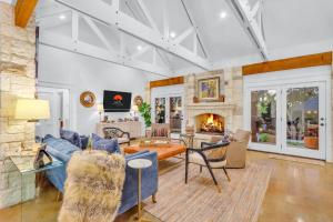 un soggiorno con un divano blu e un camino di Casa Colinas a Wimberley