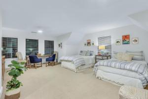 una camera da letto con due letti, un tavolo e delle sedie di Casa Colinas a Wimberley Altre 65 foto