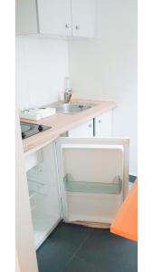 Una cocina o cocineta en Po1-TPSA17-3D- ROOM Porte maron 6 fotos más