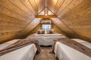 En eller flere senge i et værelse på The Snug Nest Nestled in Canopy Woods + 10 billeder