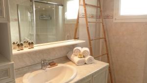 Ένα μπάνιο στο Confortable maison avec piscine a Larmor Baden