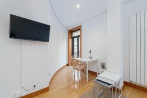 TV a/nebo společenská místnost v ubytování Sencillo apartamento en el corazón de Vigo by CABANA Rentals