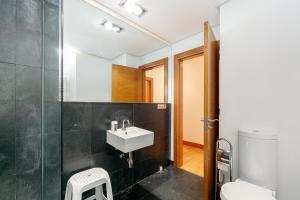 Koupelna v ubytování Sencillo apartamento en el corazón de Vigo by CABANA Rentals + 21 fotografií