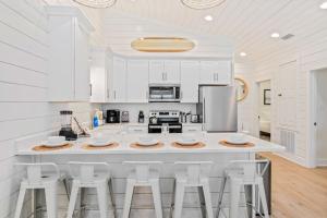 Nhà bếp/bếp nhỏ tại Brand New Luxury Rental on Oleander Unit B