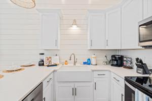 Nhà bếp/bếp nhỏ tại Brand New Luxury Rental on Oleander Unit B