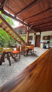 サマラにあるSamara Chillout Lodge - Adults onlyのテーブルとベンチのある部屋にあるテーブルと椅子
